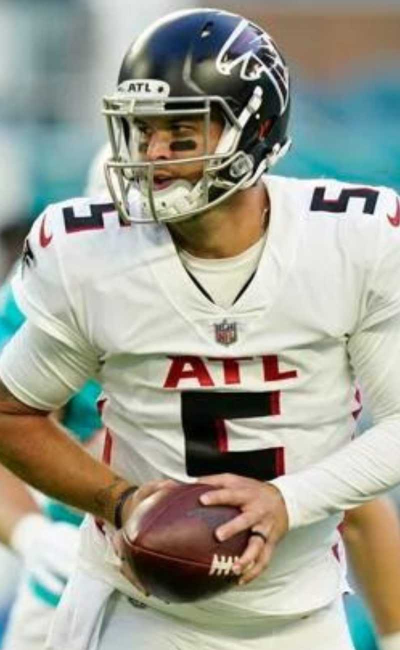 an NFL football player wearing silicone rings